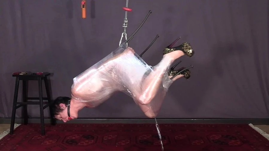 Folien Bondage auf dem Stuhl