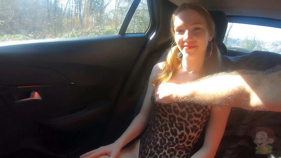 Old Guy fickt mal eben im Auto das kleine zarte superschlanke junge Girl durch