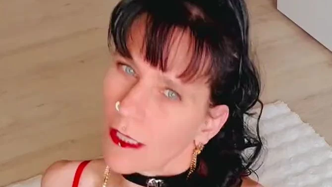 Besamte Muschi noch mit einem Dildo bearbeitet