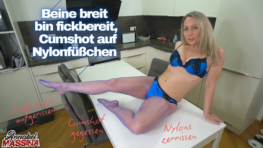 Beine breit bin fickbereit Cumshot auf Glanz Nylonfuesschen