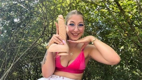 Allein in der Natur wie tief kann ich den Riesendildo nehmen