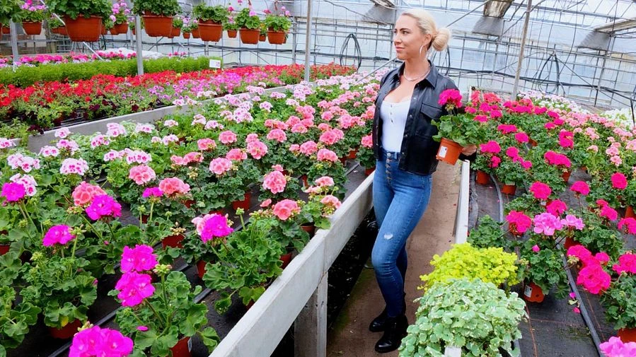 UNERFAHRENEN AZUBI 18 in Gaertnerei verfuehrt Heftiger 3LOCH mit LEDERBITCH 2xgespritzt FACIAL