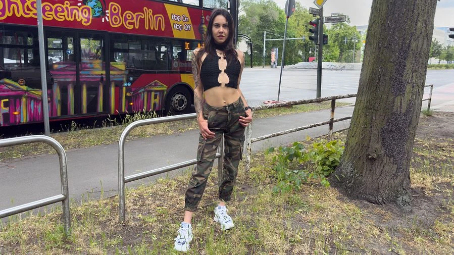 PSST TOP SECRET Frech fickbar notgeil versaut mit neuem Schwanz mitten in Berlin