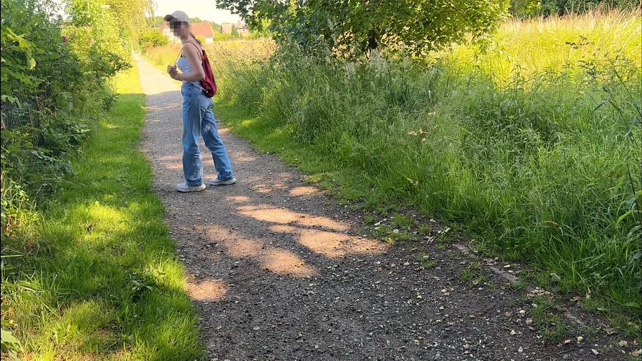 Schuechternes Maedel erwischt mich draussen beim Wichsen