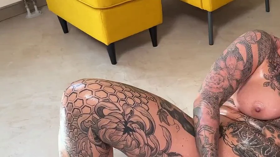 Mit reichlich Oel und 2 dicken Dildos abgespritzt