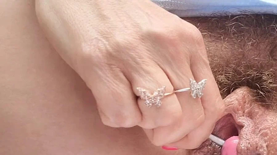 Natursekt haarige Schmetterlings Fotze pisst auf ihren Lollipop