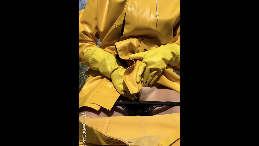 Geile outdoor Session in gelber Regenkleidung und Gummistiefeln mit Gasmaske