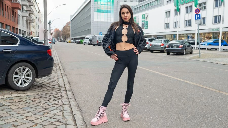 ZU HEFTIG HOBBY HUREN SCHLAMPE auf der KURFUeRSTENSTRASSE MIT ROTEM LACK OUTFIT UND MEGA PERVERS
