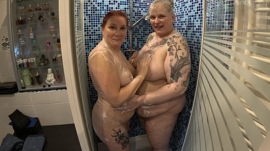 Nach der Alien Bukkake duschen mit Tamara TamaRubens