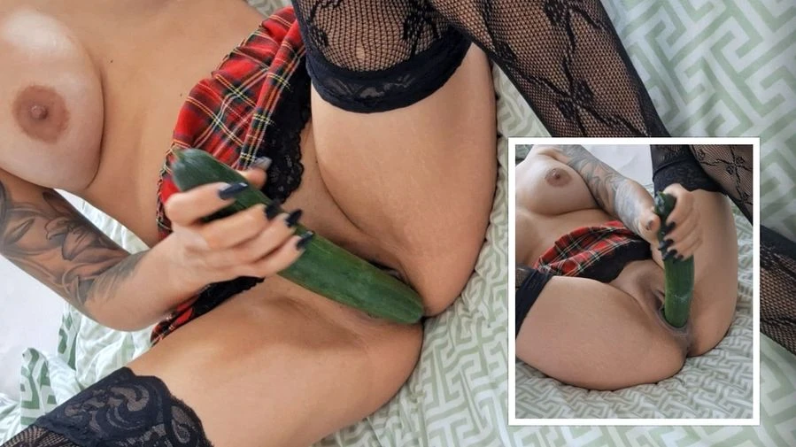 Erstes Mal eine Gurke in meiner feuchten pussy