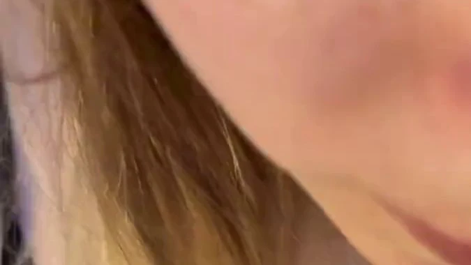 Versautes Stueck blaest reitet und wird von hinten gefickt