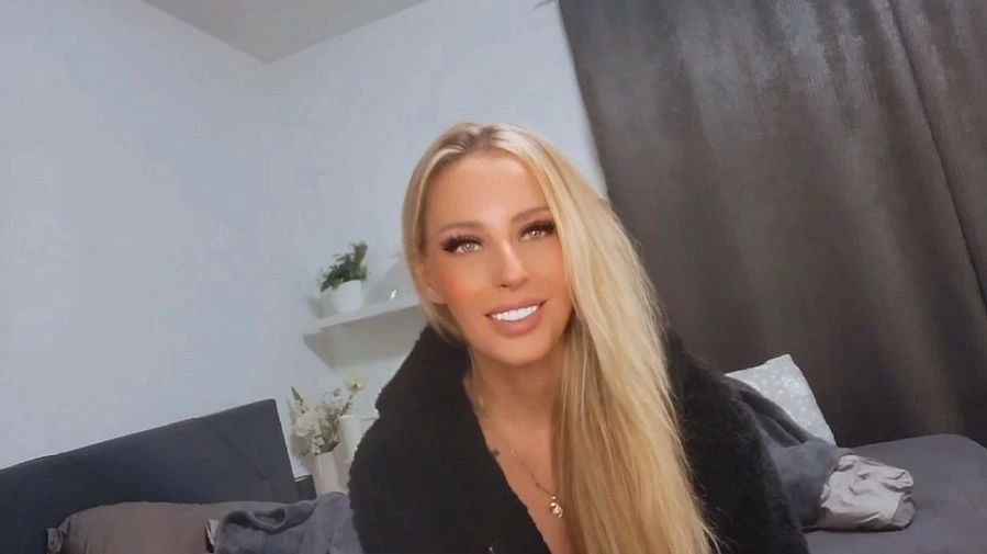 Das erste mal in Dessous Ich hoffe ich gefalle dir Willst du mehr sehen