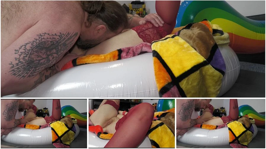 Ich habe mich auf einem aufblasbaren Einhorn lecken lassen