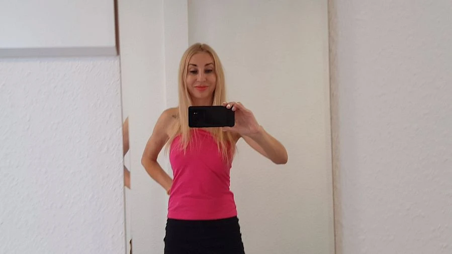 Old Guy beobachtet Ukrainische Blondine beim Selfie und freut sich auf einen geilen Fick mit ihr