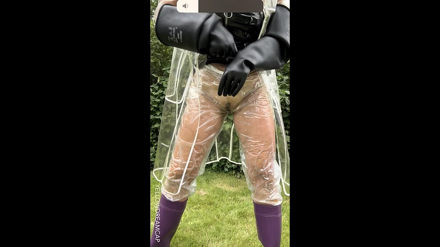 Transparenter PVC Mantel mit Plastikhose und volle warme Pisse in den Gummistiefeln