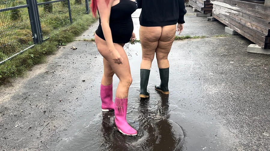 Pfuetzenspringen in Gummistiefeln mit Lady Million