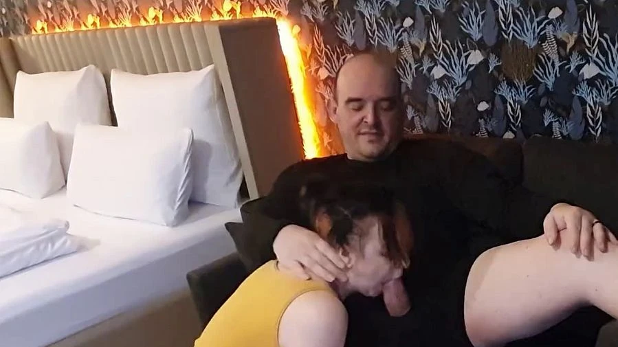 Die kleine kommt Passend vom Sport zurueck