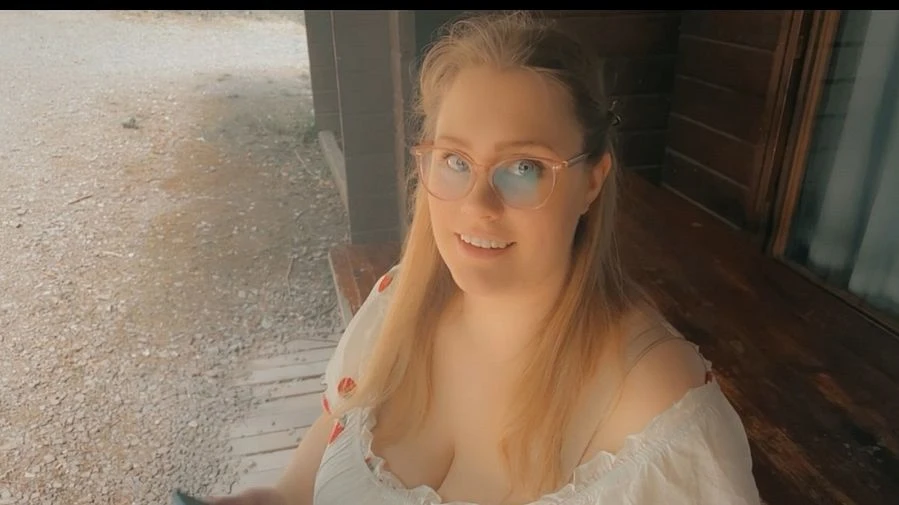 Ich sitze ganz brav draussen auf der Bank im schoenen Kleid