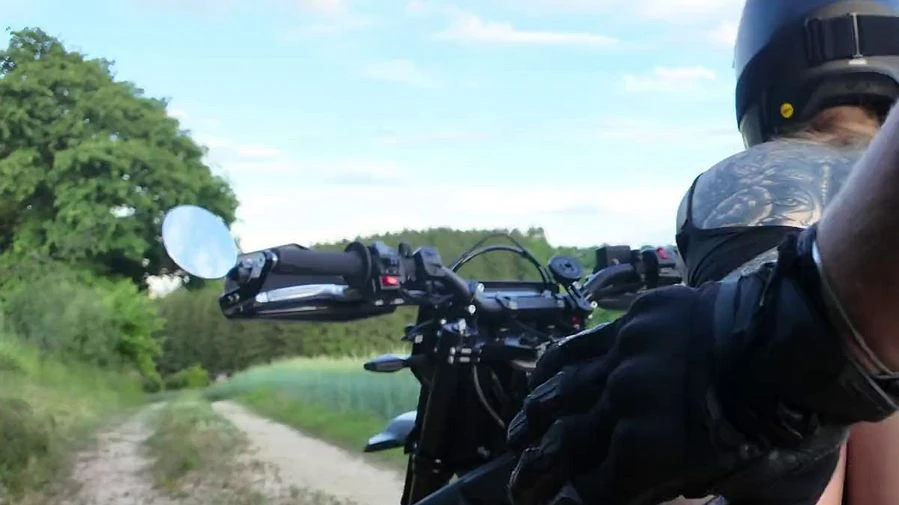 Motorrad Quickie im Gruenen er kommt auf meine Titten