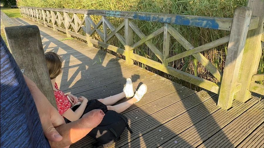 Ich hole einfach meinen Schwanz vor ihr raus