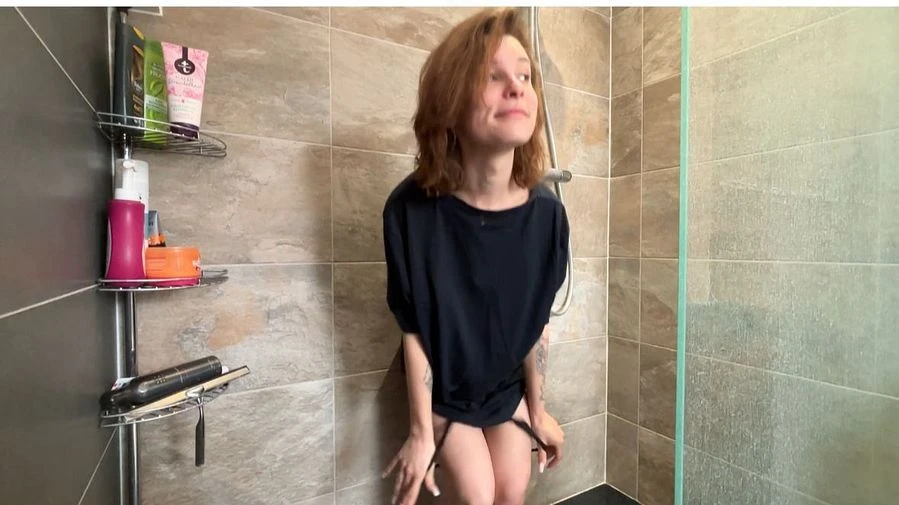 Ist das zu pervers Ich pinkel in die Dusche JEDER kann zusehen