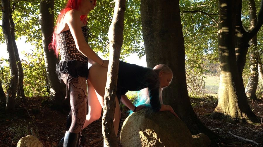Strap on Outdoorfick am Waldrand geil tief und intensiv