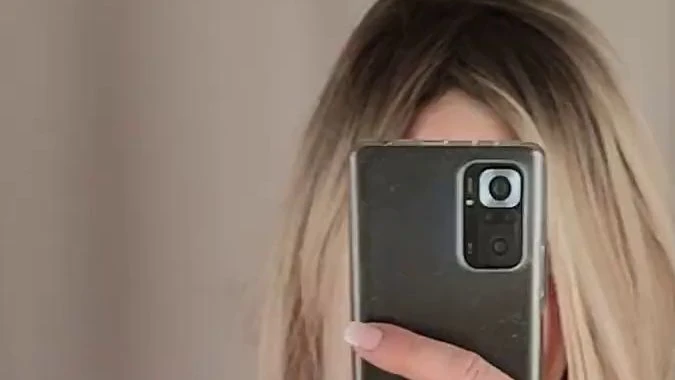 Perfekte MILF Titten ausgepackt in der Umkleidekabine