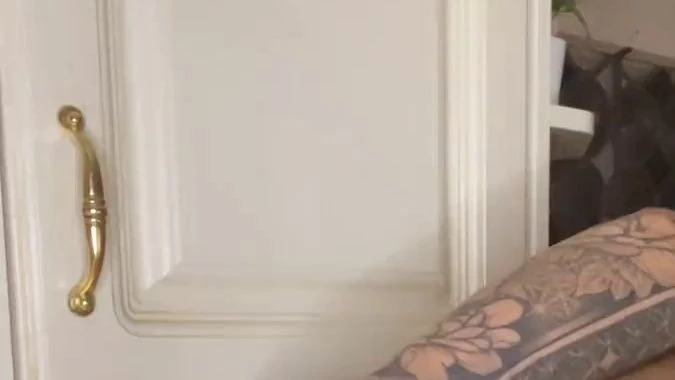 Doggy Fingern auf der Kuechen Theke