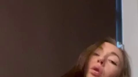 Ich praesentiere dir meine sexy Strapse Ich habe sonst auch nichts mehr an