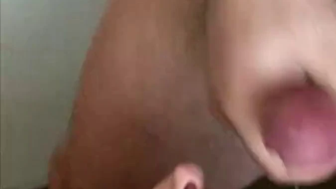 in den Arsch gefickt mit anschliessendem Cumshot ins Gesicht