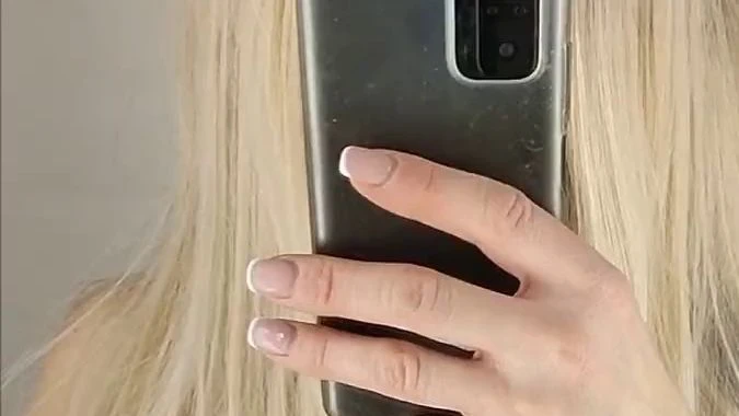 Geile MILF Muschi aufgespreizt und bespielt in der Umkleidekabine