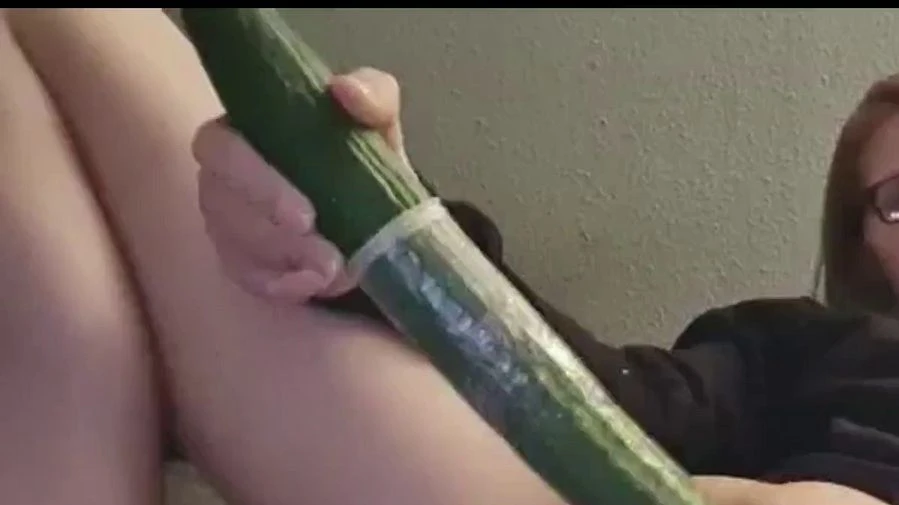 Ich schiebe eine 30cm Gurke durch den Entsafter und meine Pussy wird richtig Nass dabei