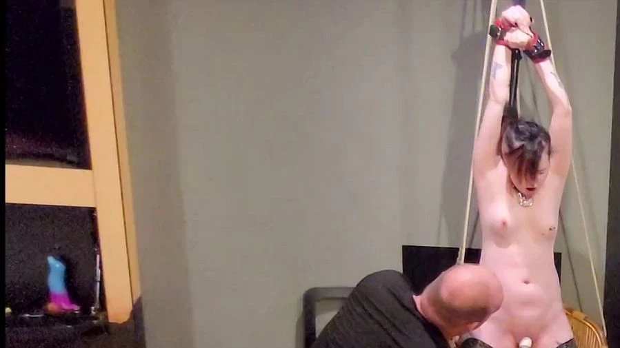 Ich habe die Dark Nutz an einem vaginalen Haken an der Decke befestigt und Sie Bespielt