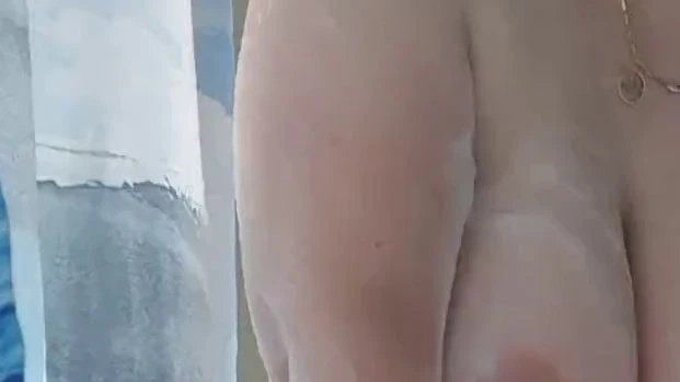 Unter der du Dusche ein bisschen geil machen